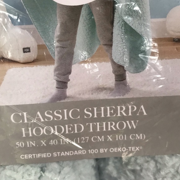 UGG classic Sherpa hooded throw for kids - Picture 2 of 11